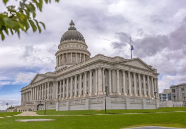 Utah State Sermaye Binası yarıya bayrak ile