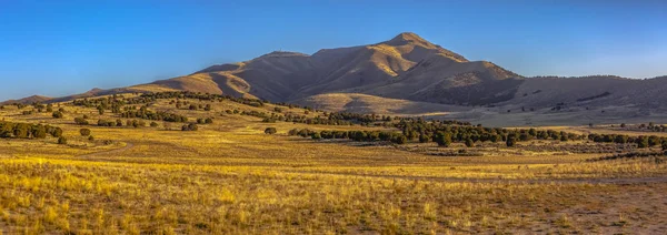 Vaste champ herbeux et montagne contre ciel dans l'Utah — Photo