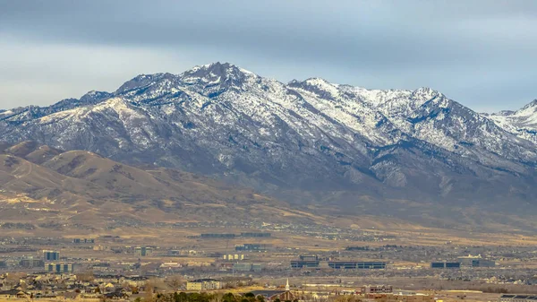 Timpanogos hora tyčící se nad Utah Valley — Stock fotografie