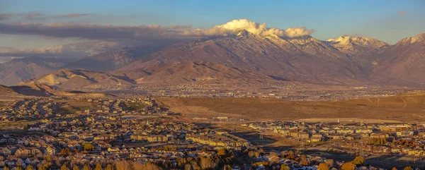 Comunidade do Vale do Utah com majestosa vista para a montanha — Fotografia de Stock