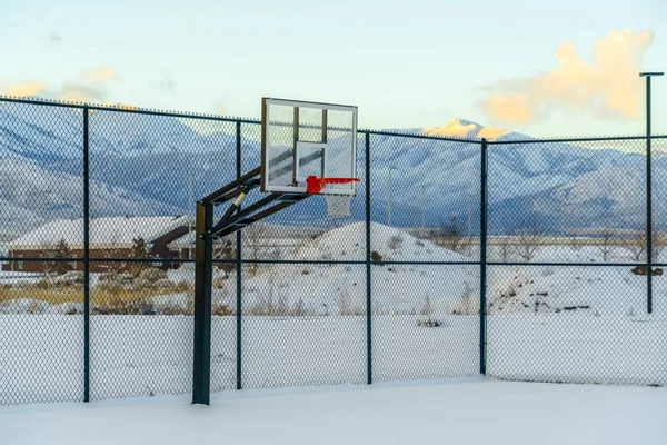Winter scenery with basketball court and mountain — Stock Photo, Image