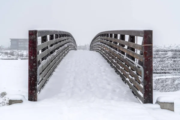 Eine Brücke mit Blick auf die Winterlandschaft bei Tagesanbruch — Stockfoto