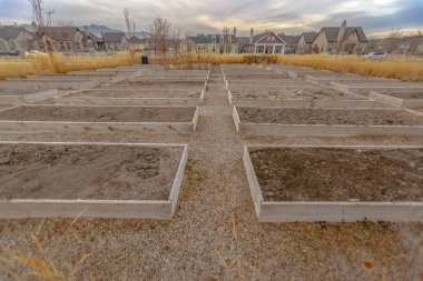 Satır evleri ve gökyüzü Utah karşı yükseltilmiş yatak