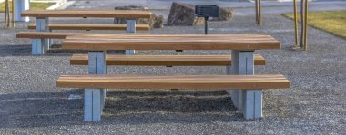 Ahşap masa ve Utah bir güneşli parkta banklarda