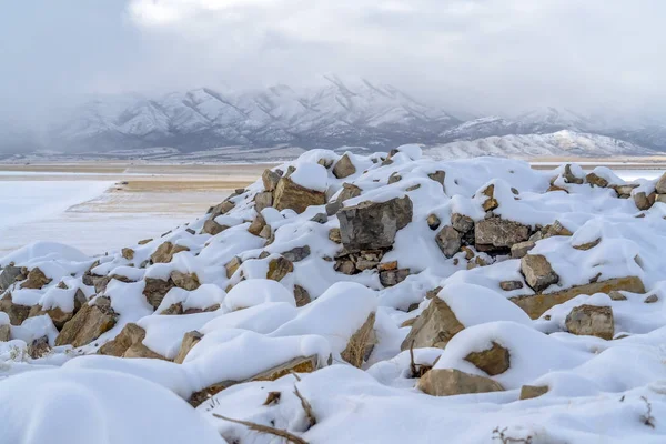 在洛维峰上, 一堆堆被雪覆盖的岩石 — 图库照片