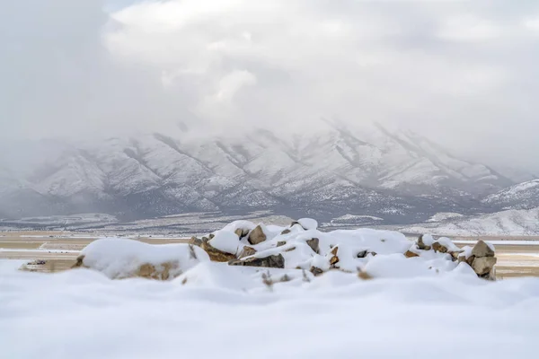 Sneeuw bedekte Lowe piek tegen bewolkte hemel in Utah — Stockfoto