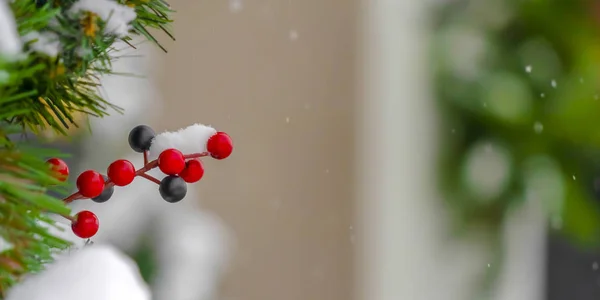 Bayas artificiales nevadas y decoración de hojas — Foto de Stock