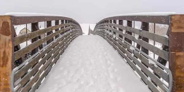 Zasněžené most s výhledem na zimní krajinu v Utahu — Stock fotografie