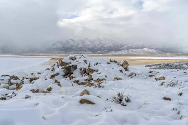 Rochers enneigés et neige plafonnée Lowe Peak dans l'Utah — Photo