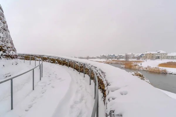 Senderos a lo largo del lago Oquirrh durante el invierno en Utah — Foto de Stock