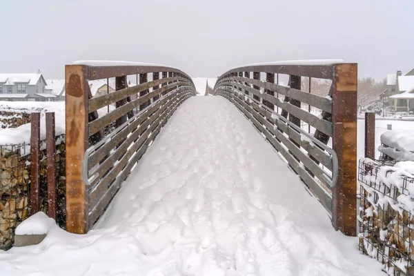 Winterszene mit Fußsprints auf der verschneiten Brücke — Stockfoto