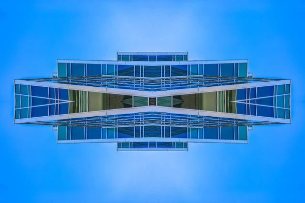 抽象角大厦在 Provo 犹他州长方形 在镜像对称反射轴上的几何万花筒图案 五颜六色的形状作为广告背景或背景的壁纸 — 图库照片