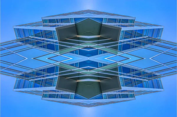 Угловое Здание Выглядит Абстрактным Отражением Неба Геометрический Калейдоскоп Зеркальной Оси — стоковое фото