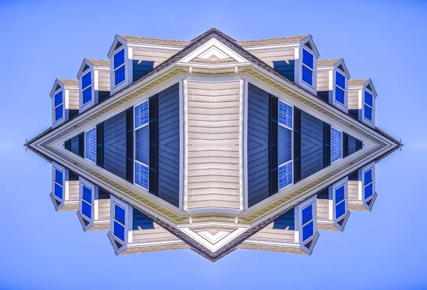 Foto Uma Casa Refletida Quatro Vezes Verticalmente Padrão Caleidoscópio Geométrico — Fotografia de Stock