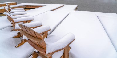 Kapalı güverte ve sandalyeler Utah bir gölde kar