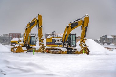 Daybreak Utah kışın karlı Ekskavatör