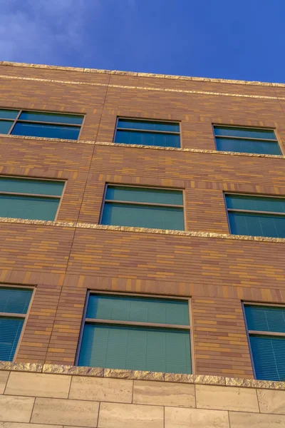 Brick building exterior with blue sky background — Stock Photo, Image