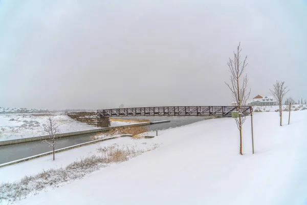 Puente sobre el lago durante el invierno en el amanecer Utah — Foto de Stock