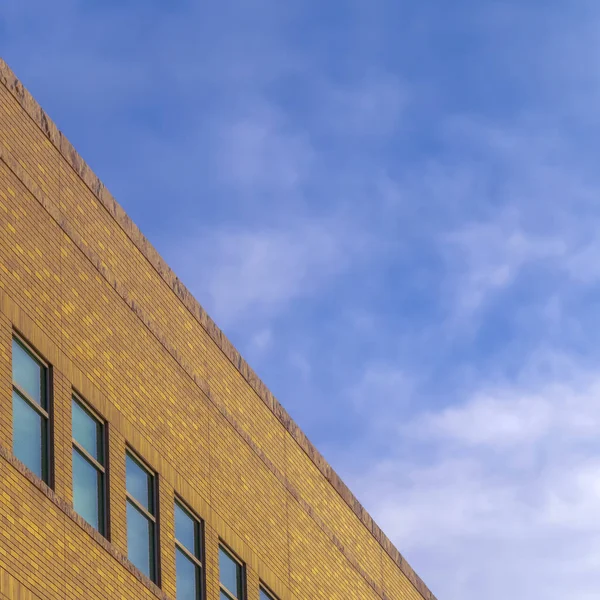 Κτίριο με ορθογώνια παράθυρα κατά της μπλε του ουρανού — Φωτογραφία Αρχείου