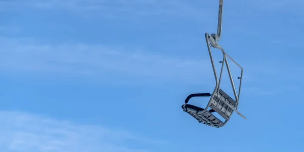 Крісельна канатна проти синього неба в парку міста Юта — стокове фото
