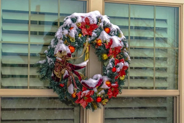 Corona de Navidad en la ventana de cristal de una casa — Foto de Stock