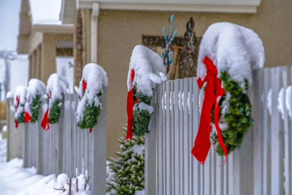 Valla festiva con coronas nevadas en Utah — Foto de Stock