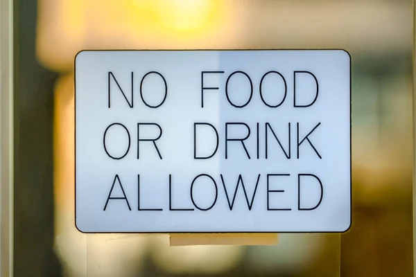 No se permite comida o bebida en una superficie de vidrio —  Fotos de Stock