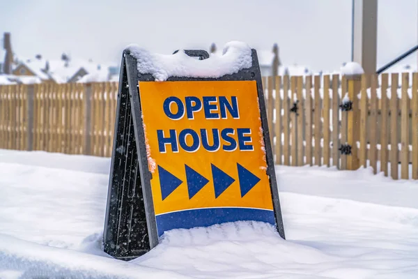Casa Aberta assina contra uma paisagem de inverno em Utah — Fotografia de Stock
