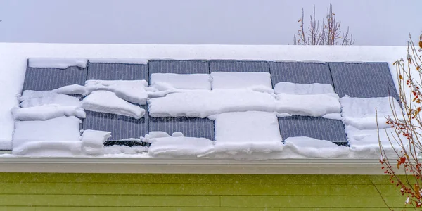 Telhado com painéis solares cobertos de neve no inverno — Fotografia de Stock