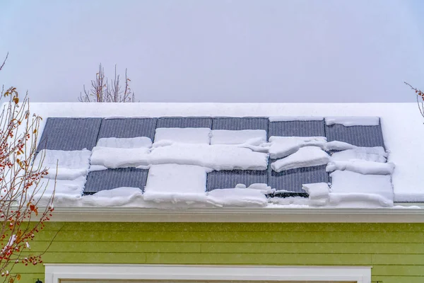 Folhas de neve em painéis solares de um telhado em Utah — Fotografia de Stock