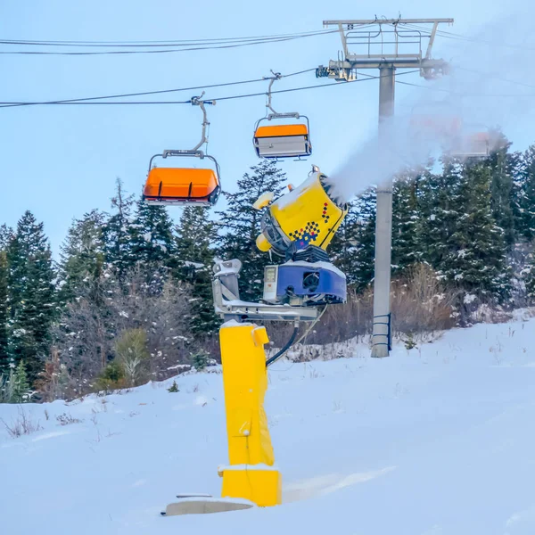 Schneekanonen und Skilifte auf Skigebiet in utah — Stockfoto