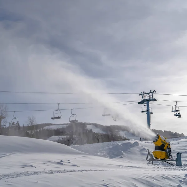 Μηχανή χιονιού και σκι λιφτ στο Park City Utah — Φωτογραφία Αρχείου