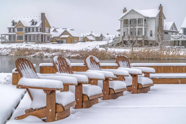 Сніжне стільці на озері палубі проти будинків в штаті Юта — стокове фото