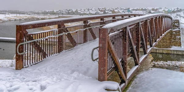 Hiver au lever du jour avec pont donnant sur les maisons — Photo