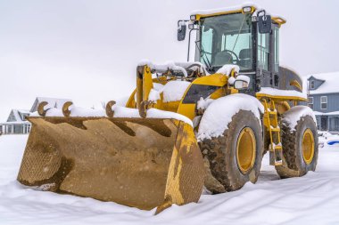 Yükleyici kar ve evleri Daybreak Utah karşı