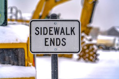 Kaldırım biter işareti ekskavatör ve kar karşı