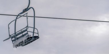 Ski lift ile kar ve buz sarkıtları parlak gökyüzü karşı