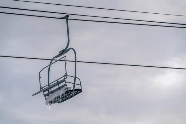 Wyciąg krzesełkowy z śnieg i sople w Park City, Utah — Zdjęcie stockowe
