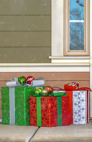 Scatole regalo colorate che decorano la parte anteriore di una casa — Foto Stock