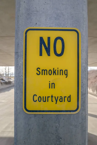 Panneau No Smoking in Courtyard sur un poteau — Photo