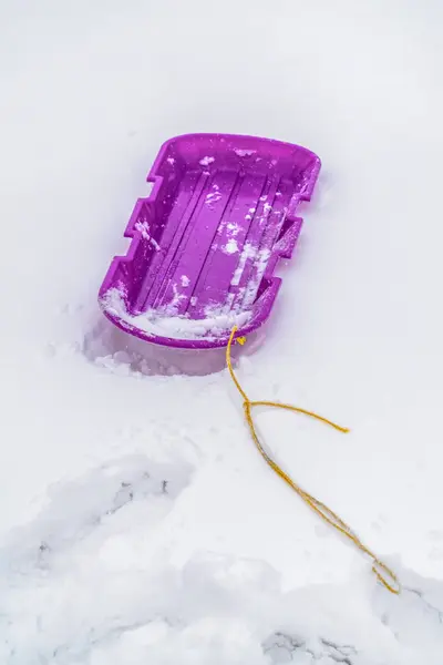 Slitta viola contro la neve bianca tagliente in inverno — Foto Stock