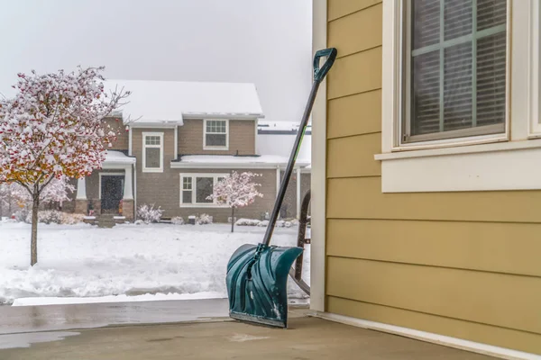 Snow shovel against snow covered landscape in Utah — Stock Photo, Image