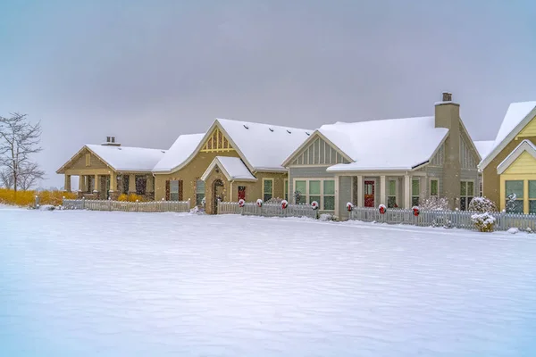 Paisaje invernal con casas nevadas en Daybreak Utah — Foto de Stock