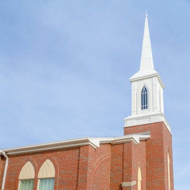 Gökyüzü karşı bir kilisenin mimari detaylar