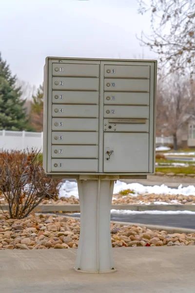 Un buzón al aire libre con compartimentos numerados día —  Fotos de Stock