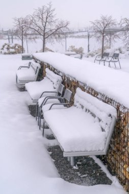 Banklar ve Utah kar ile kaplı sandalyeler