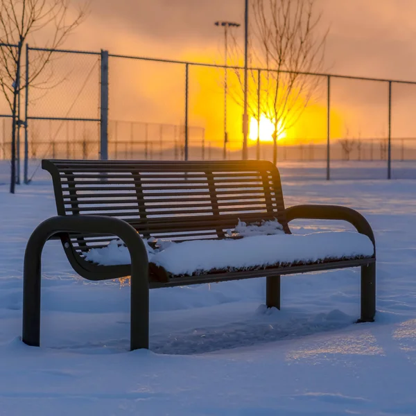 Banco contra atardecer en un día de invierno en Utah —  Fotos de Stock