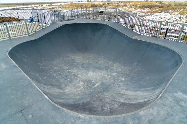 Rampa de skate tigela contra terreno nevado e gramado — Fotografia de Stock