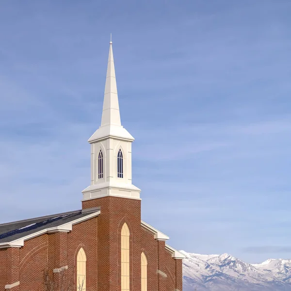 Iglesia con fondo de montaña y cielo nublado — Foto de Stock