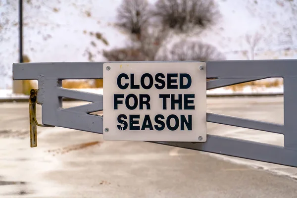 Bir kapı sezon için kapalı işareti — Stok fotoğraf